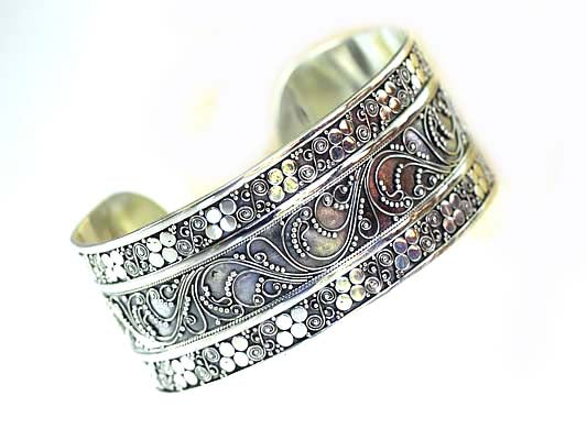 SS BALIANESE CENTER PAISLEY SWIRL DESIGN WIDE CUFF BANGLE